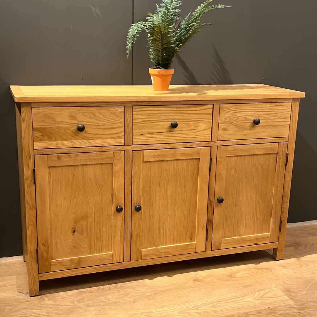 Burford oak sideboard with 3 drawers and 3 drawers